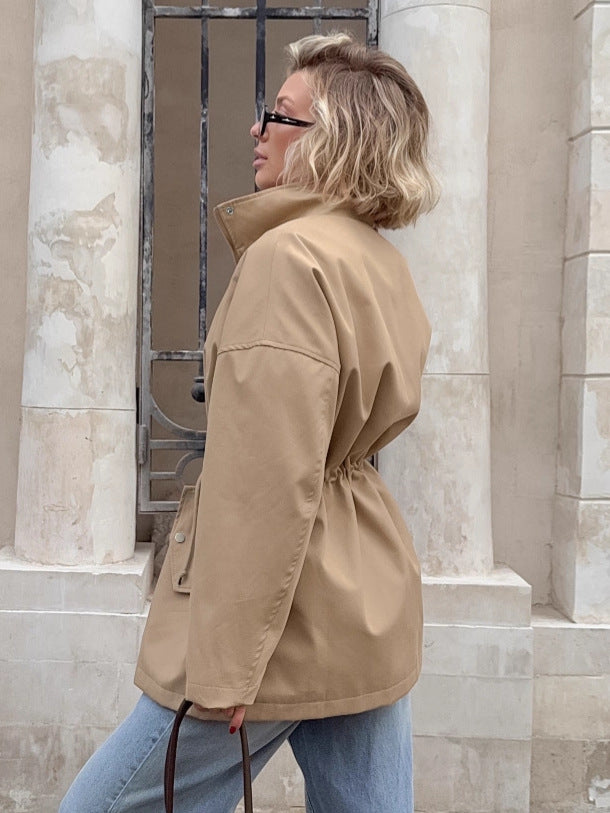 Elvienne – Dames trenchcoat kort met tailleband en hoge kraag