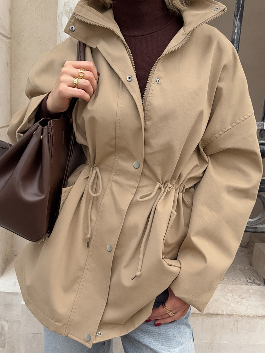 Elvienne – Dames trenchcoat kort met tailleband en hoge kraag