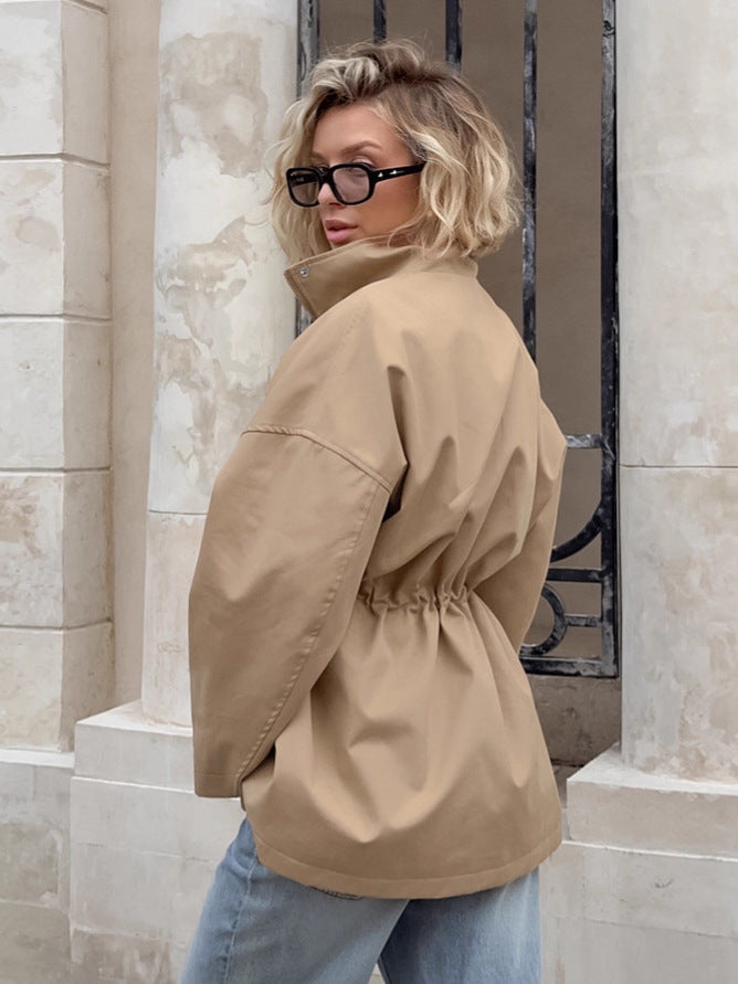 Elvienne – Dames trenchcoat kort met tailleband en hoge kraag