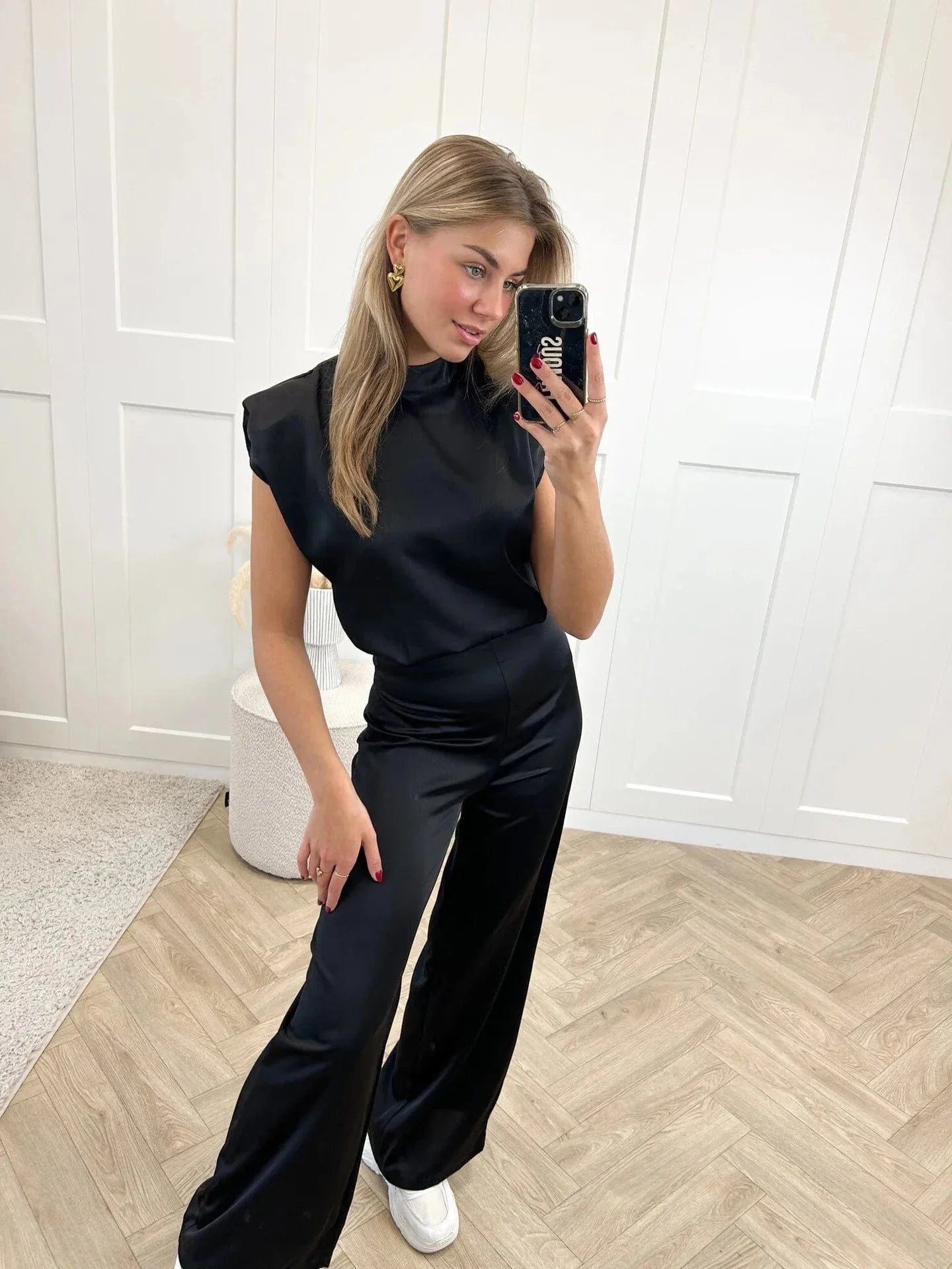 Juna – Elegante rugloze jumpsuit met wijde pijpen