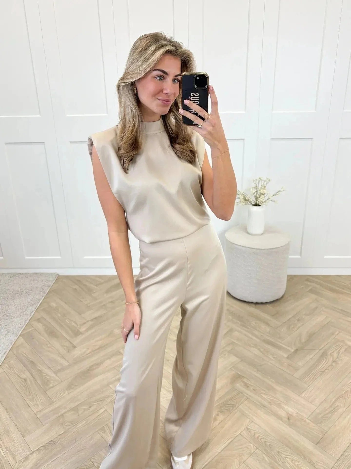 Juna – Elegante rugloze jumpsuit met wijde pijpen