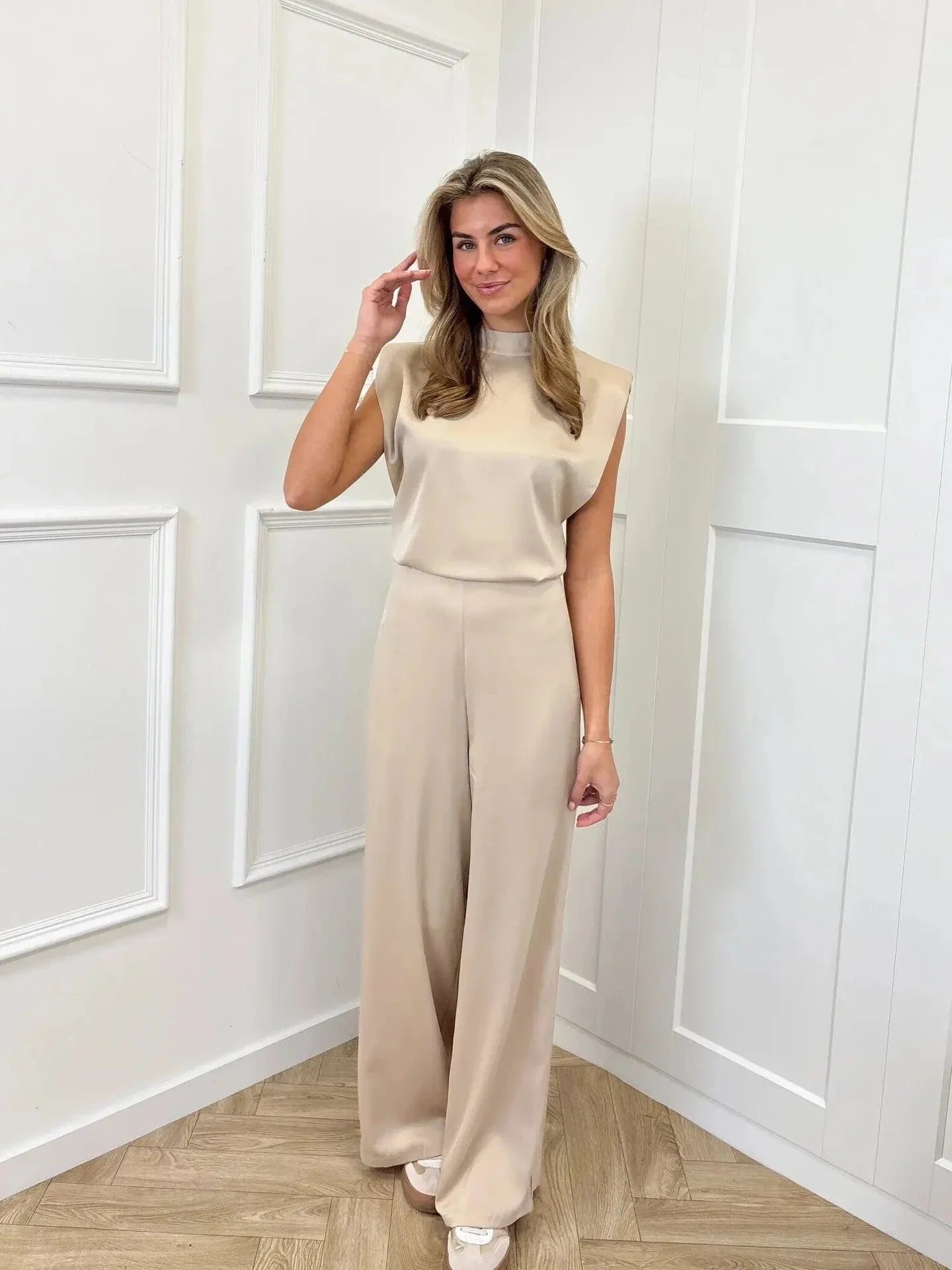Juna – Elegante rugloze jumpsuit met wijde pijpen