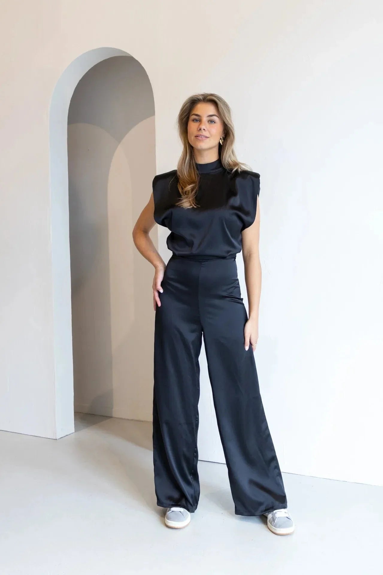 Juna – Elegante rugloze jumpsuit met wijde pijpen