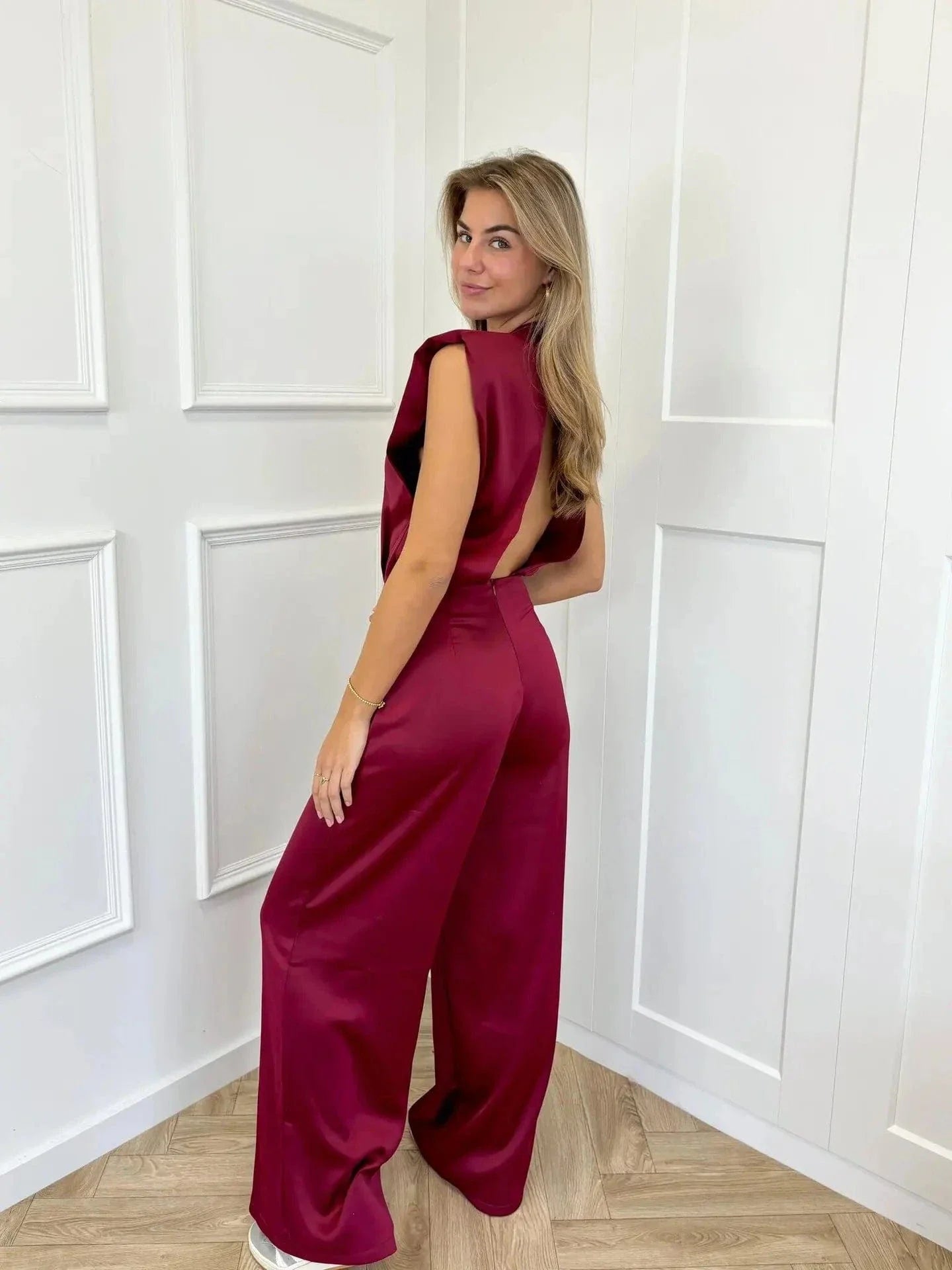 Juna – Elegante rugloze jumpsuit met wijde pijpen