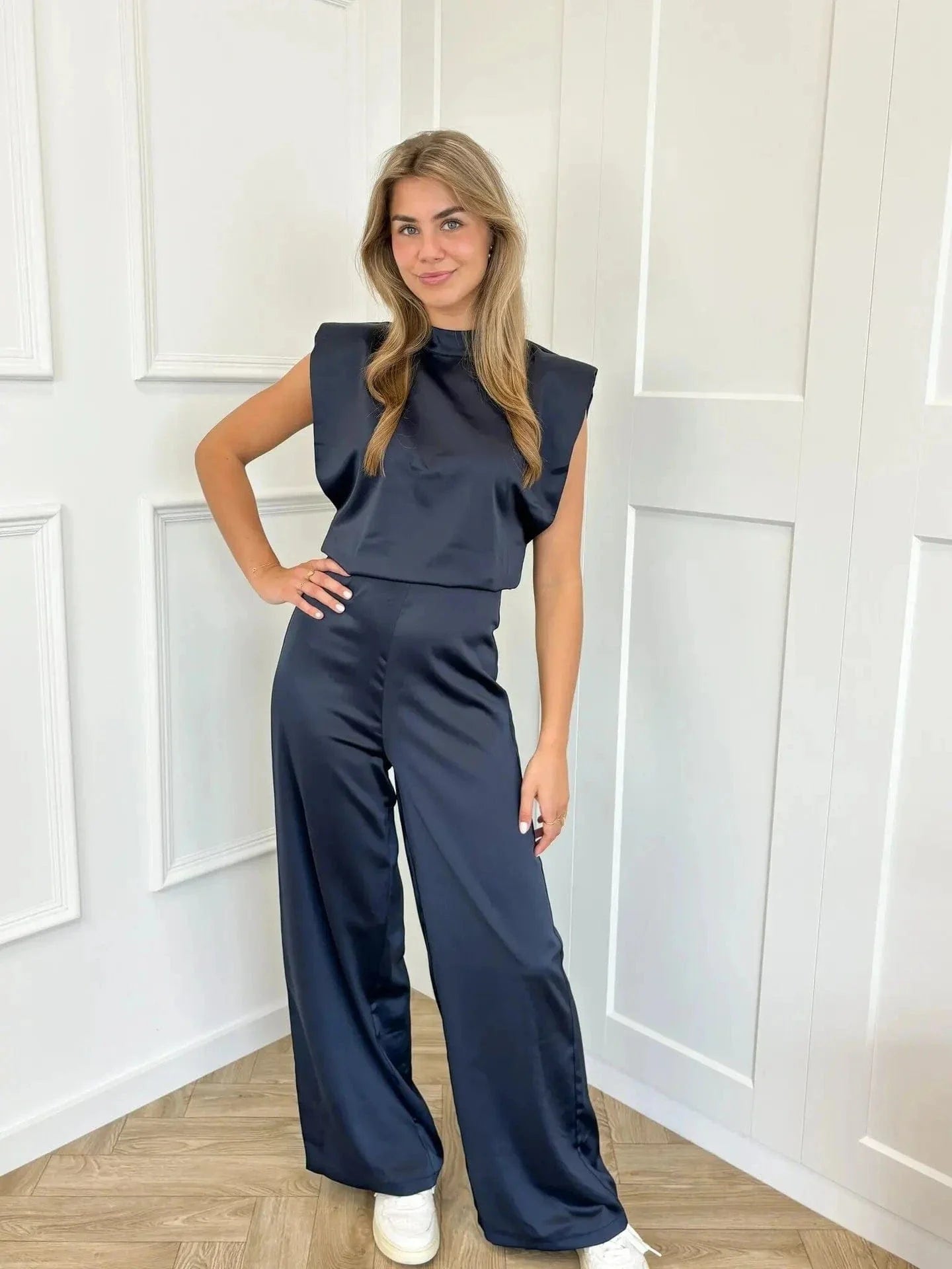 Juna – Elegante rugloze jumpsuit met wijde pijpen