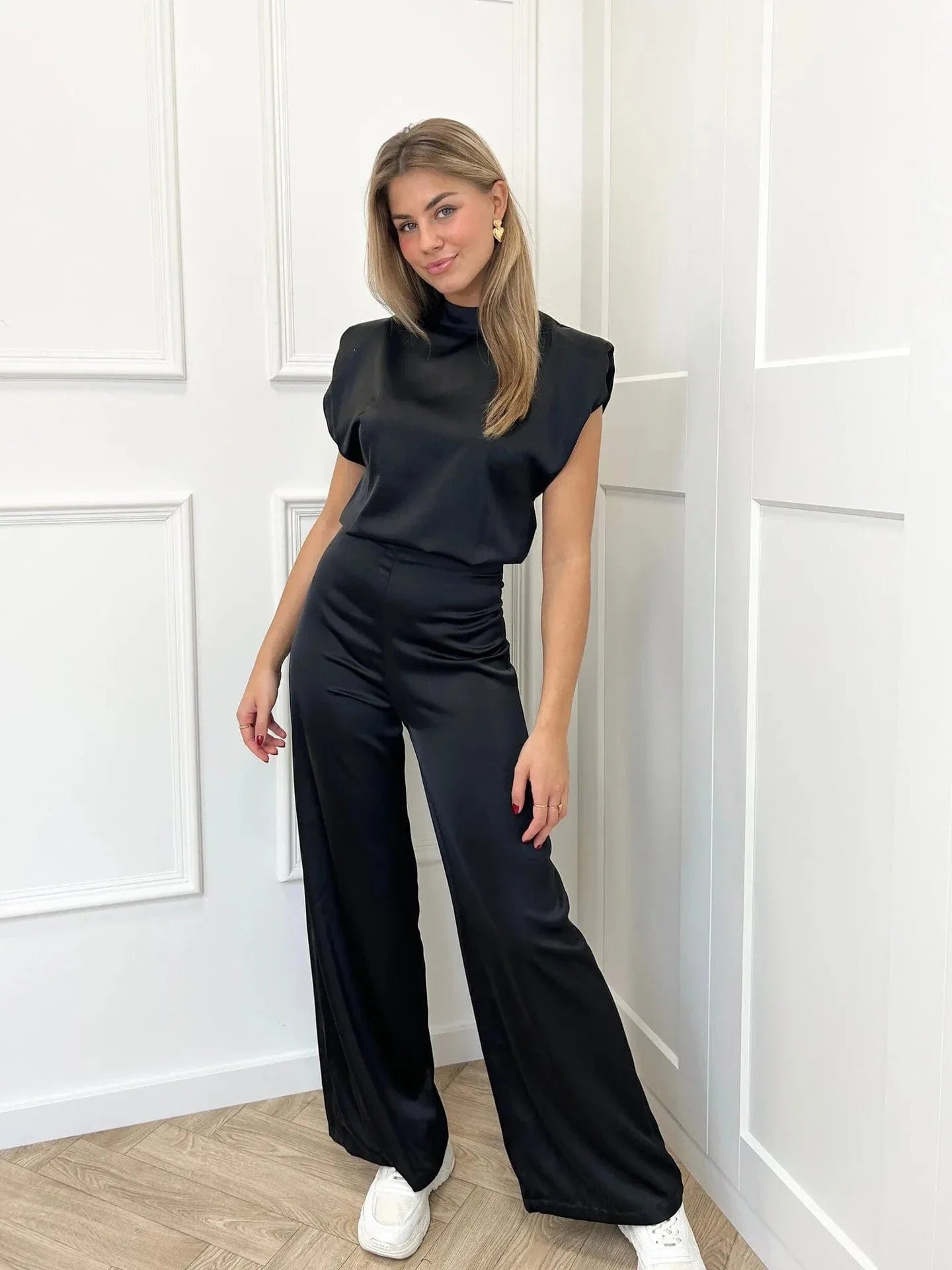 Juna – Elegante rugloze jumpsuit met wijde pijpen