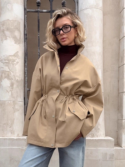 Elvienne – Dames trenchcoat kort met tailleband en hoge kraag